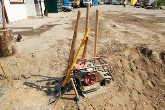 Реконструкция ККЗ «Россия» приостановлена, захоронение обследуют археологи